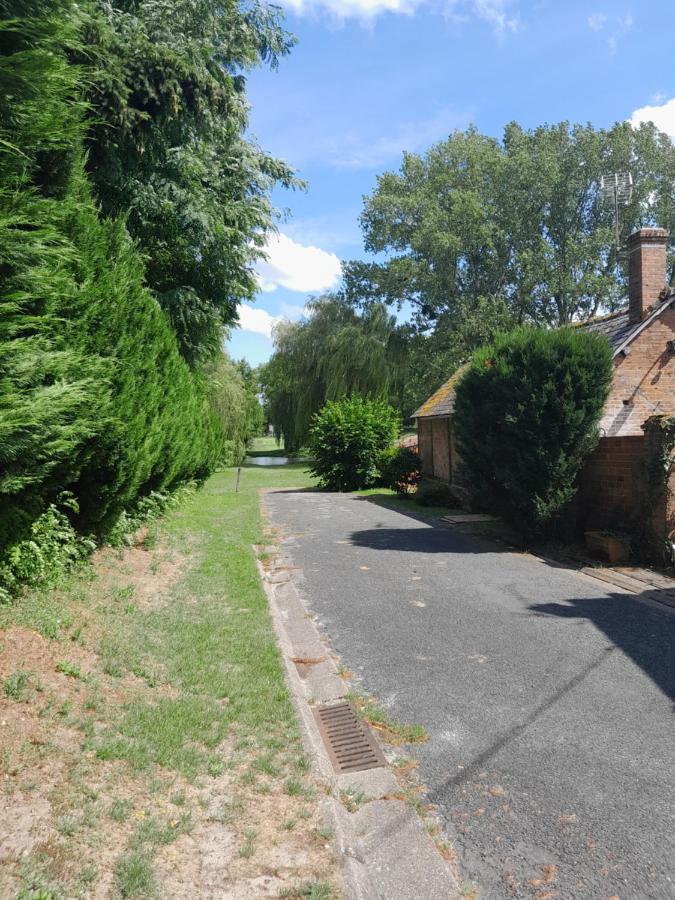 Chez Santia Vila Brinon-sur-Sauldre Exterior foto